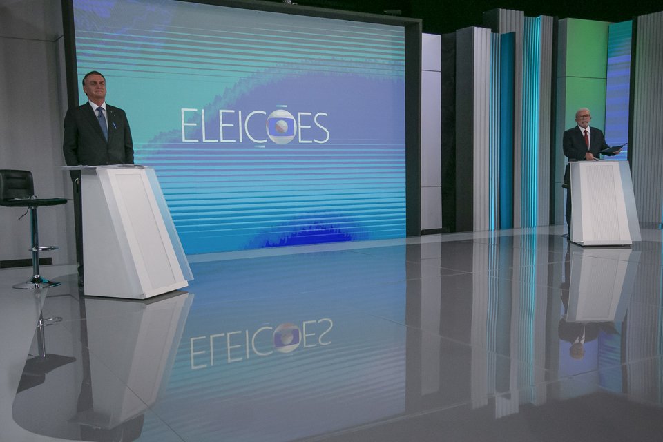Λούλα και Ζαΐχ Μπολσονάρου στο τελευταίο τηλεοπτικό ντιμπέιτ πριν τις προεδρικές εκλογές στη Βραζιλία. Φωτογραφία από ASSOCIATED PRESS