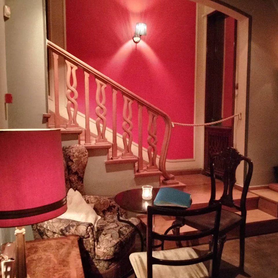 Το cafe-bar «Απλίκα» στεγάζεται σε μια παλιά μονοκατοικία της Νέας Σμύρνης, κρατώντας την αισθητική ενός παλιού αστικού σπιτιού της περιοχής / Φωτογραφία: Aplika art/Instagram