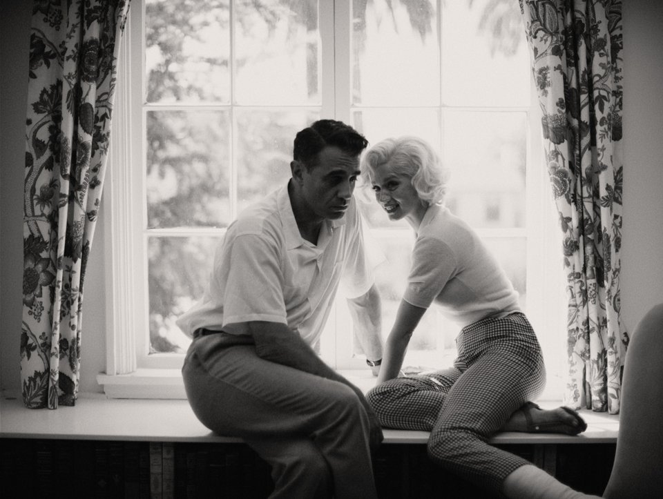 Ο Bobby Cannavale ως ο πρώην αθλητής και η Ana de Armas ως Μέριλιν Μονρόε