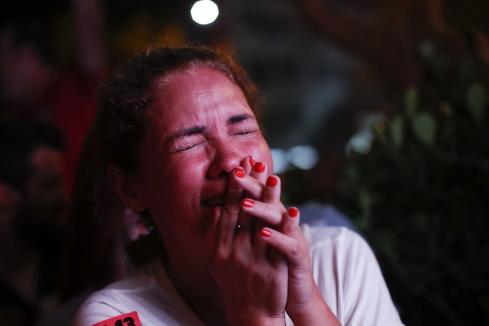 Απογοητευμένοι οπαδοί του Μπολσονάρου κλαίνε μετά την ανακοίνωση της νίκης του Λούλα ντα Σίλβα στο β΄γύρο των προεδρικών εκλογών της Βραζιλίας