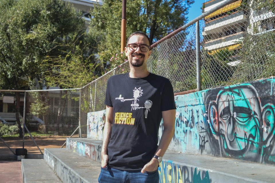 O συγγραφέας Βαγγέλης Γιαννίσης σε ένα από τα γήπεδα που βρίσκονται στους Αμπελόκηπους