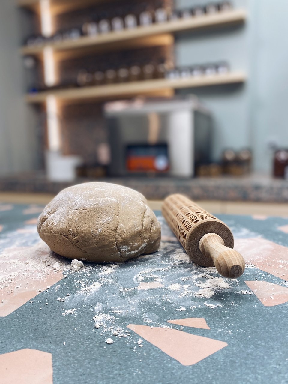 To ζυμάρι έτοιμο στον πάγκο για να κοπεί και να απλωθεί με τον πλάστη. 