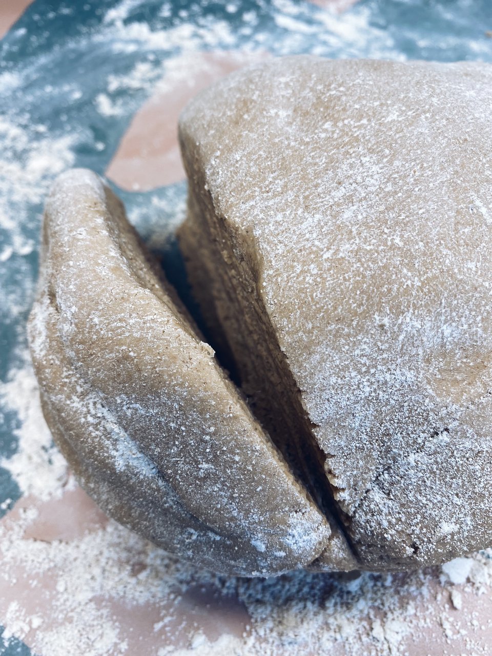 Η λαχταριστή ζύμη για τα μπισκότα σκύλων, φτιαγμένη από αγνά ποιοτικά υλικά.