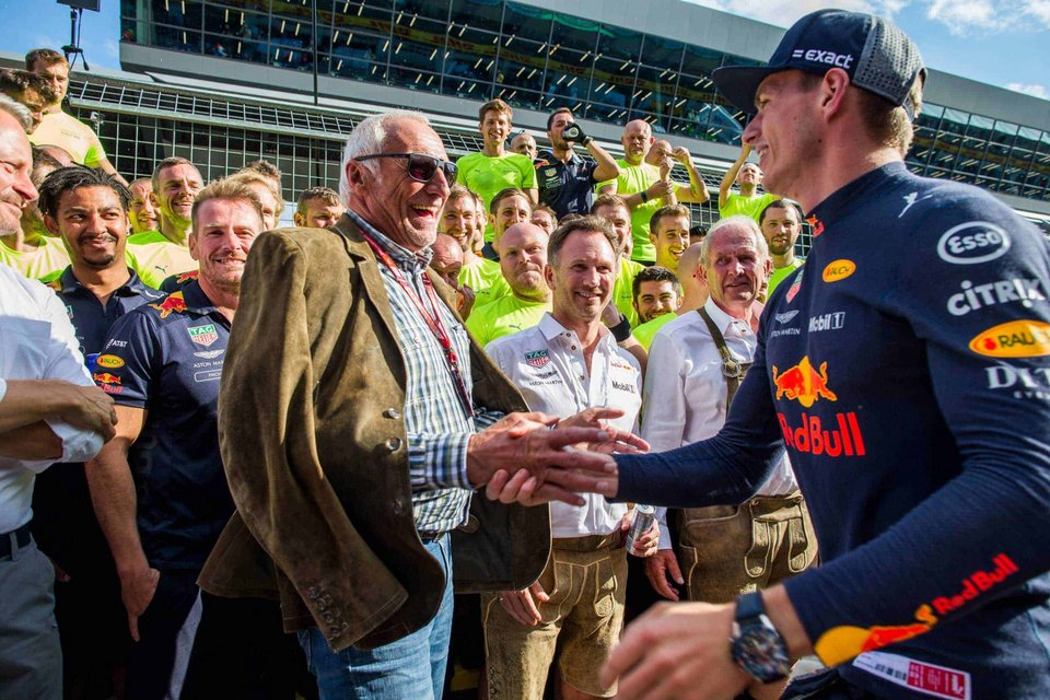 Με τον Max Verstappen. Πίσω του ο Christian Horner, ιθύνων νους της επιτυχίας της Red Bull στην Formula 1 και ο Helmut Marco γκουρού του μηχανοκίνητου και δεξί του χέρι στην F1