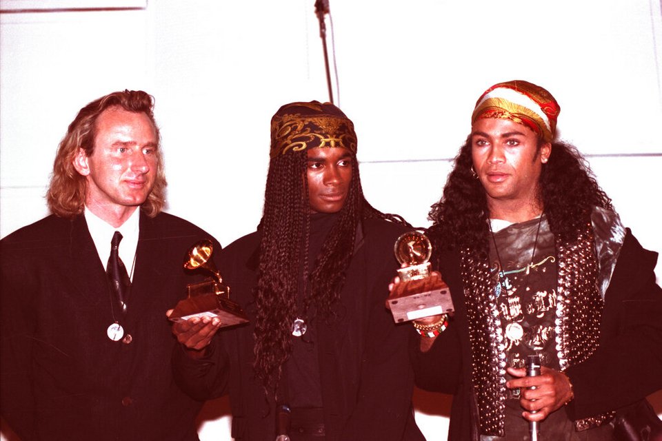 Ο Fab Morvan, αριστερά, και ο Rob Pilatus των Milli Vanilli κρατούν τα βραβεία Grammy για τους καλύτερους νέους καλλιτέχνες του 1989 κατά τη διάρκεια συνέντευξης Τύπου στις 20 Νοεμβρίου 1990 στο Χόλιγουν