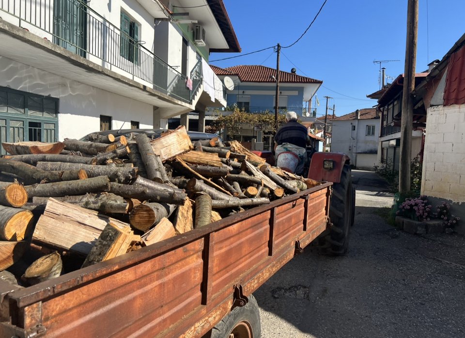 «Από το καλοκαίρι συγκεντρώνουμε ξύλα, είναι η μοναδική λύση για να ζεσταθούμε, το πετρέλαιο έχει ανέβει πολύ»