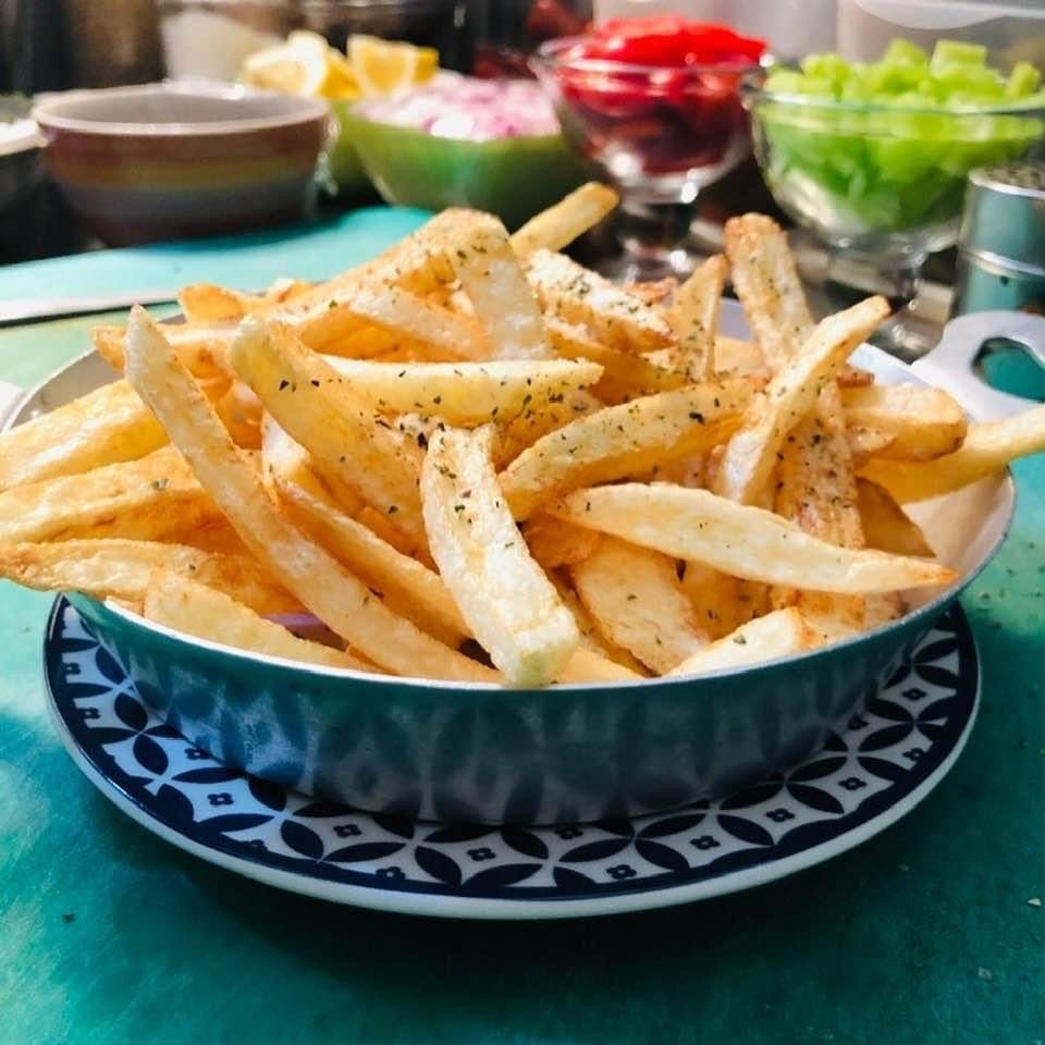 Πατάτες τηγανητές, σπιτικές και νόστιμες, με χοντρό αλάτι και μυρωδικά, όπως ακριβώς τις φτιάχνουν οι γιαγιάδες στην Κρήτη. 