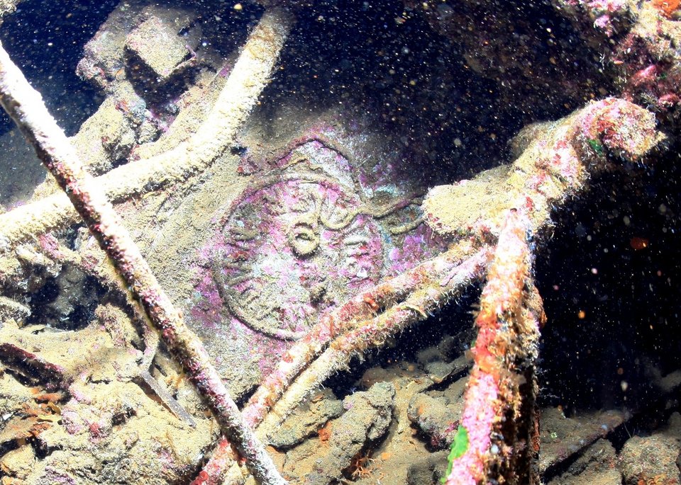 Ο «Αφρικανός Μαρκήσιος». Λεπτομέρεια στην οποία διακρίνεται η στάμπα από το μηχανισμό του τιμονιού εσωτερικά της πρύμνης / Φωτογραφία ΑΠΕ-ΜΠΕ