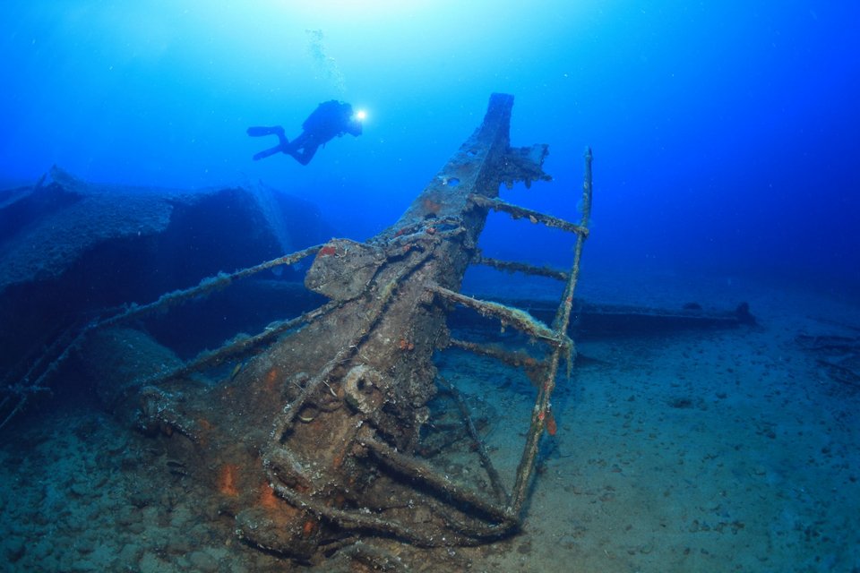 Ο «Αφρικανός Μαρκήσιος». Ένας από τους γερανούς ακουμπά στο βυθό / Φωτογραφία ΑΠΕ-ΜΠΕ