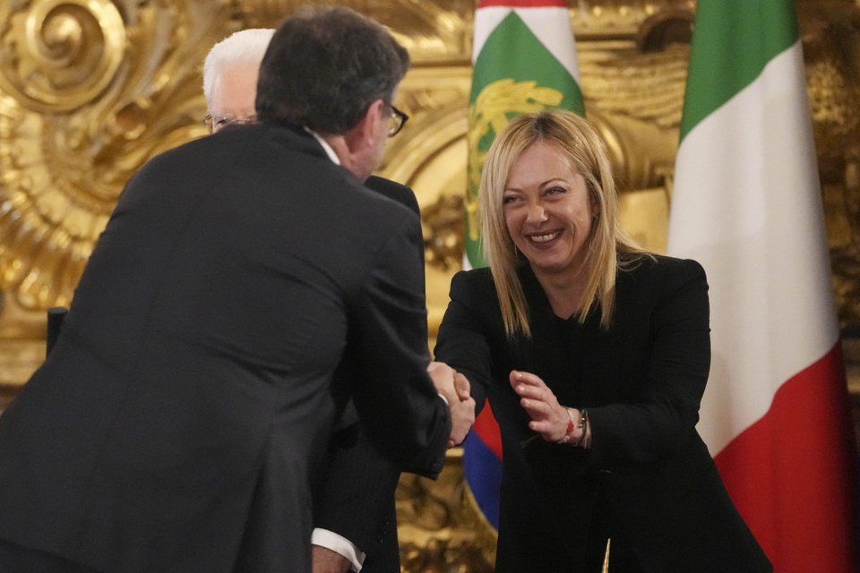 Η πρωθυπουργός της Ιταλίας, Τζόρτζια Μελόνι σφίγγει το χέρι του νέου υπουργού Οικονομικών, Τζανκάρλο Τζορτζέτι μετά την ορκωμοσία του