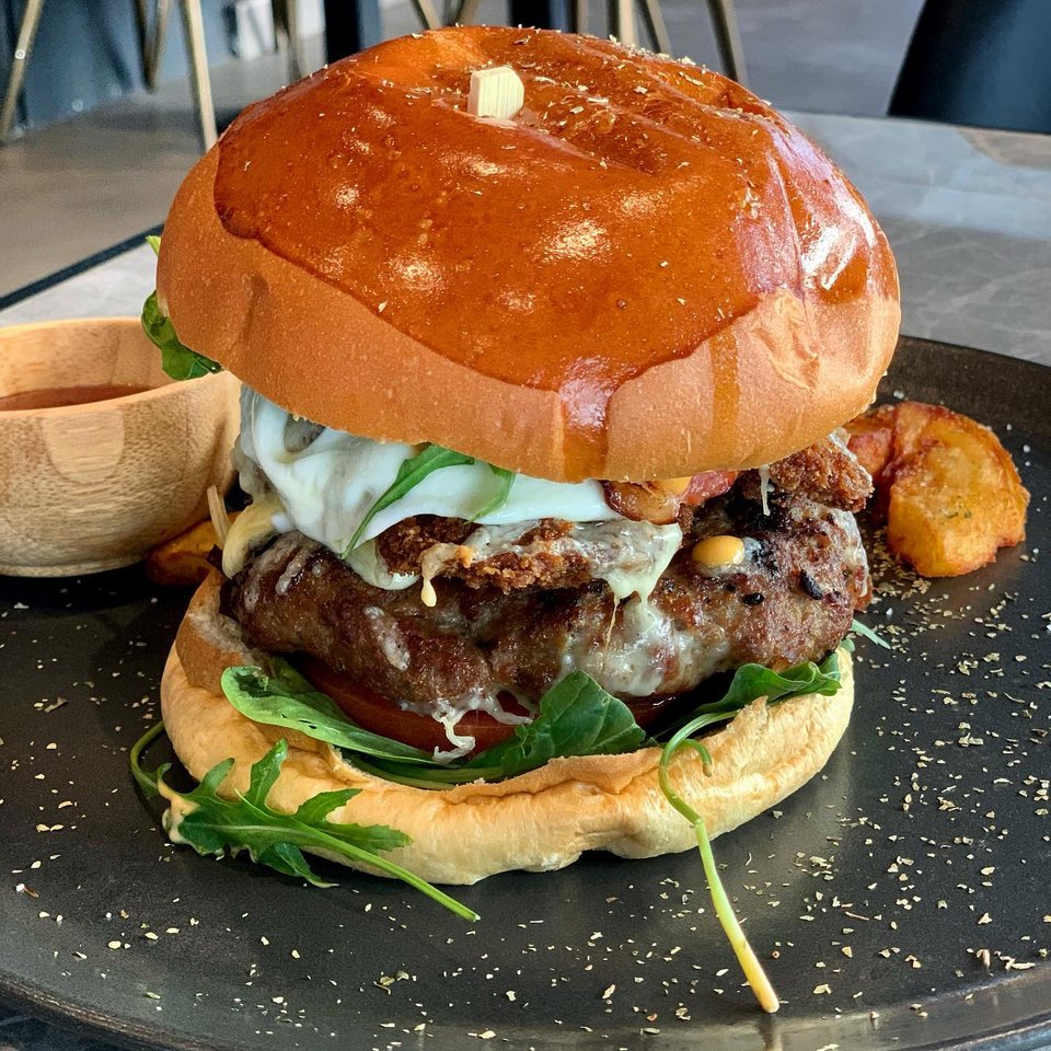 Για νόστιμο, ζουμερό burger πηγαίνει στο Jonah's / Φωτογραφία: Jonah's/Facebook