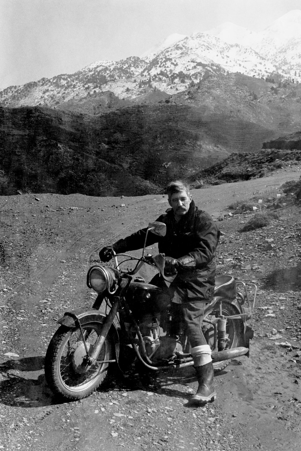 O John Craxton λάτρευε τη μηχανή του. Όργωνε με αυτήν όλη την Κρήτη, απ' άκρη σ΄ άκρη / Φωτογραφία: Ευγενική παραχώρηση των Εκδόσεων Πατάκη