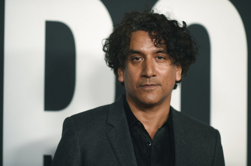 Ο Naveen Andrews φτάνει στην προβολή της ταινίας "The Dropout" τη Δευτέρα 11 Απριλίου 2022, στο Paramount Lot Theatre στο Λος Άντζελες