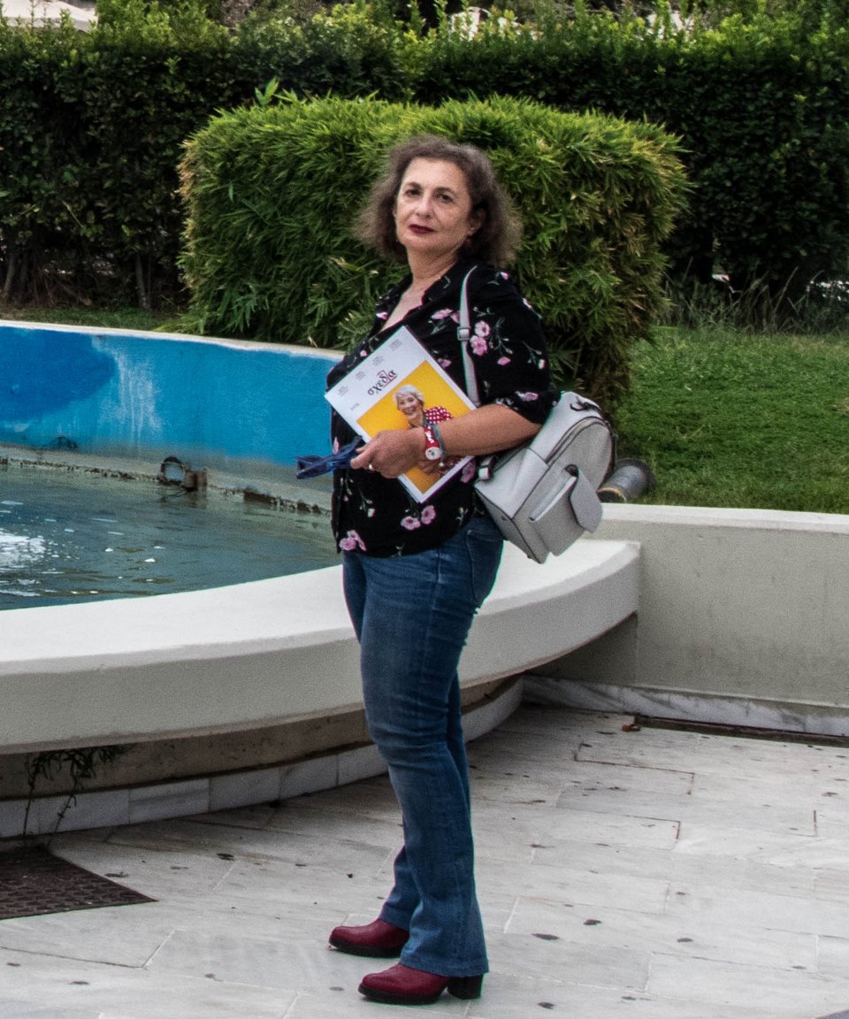 Η Χίλντα Παπαδημητρίου κάνοντας βόλτα στην πλατεία της Νέας Σμύρνης - Φωτογραφία: Τωνης Κούζιτς