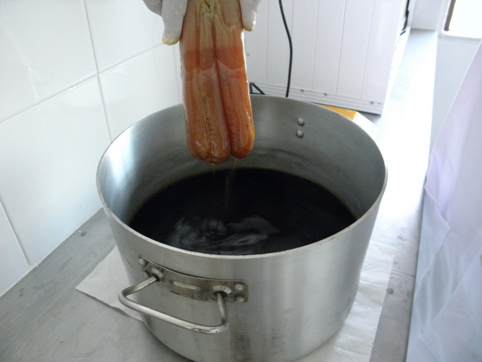 Περνούν το αυγό τέσσερις με οκτώ φορές από το κερί. 