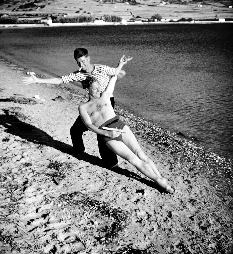 Ο John Craxton και ο Paddy (Πάτρικ Λη Φέρμορ), το 1951, χορεύουν σε παραλία της Σερίφου / Φωτογραφία: Joan Leigh Fermor / Ευγενική παραχώρηση των Εκδόσεων Πατάκη