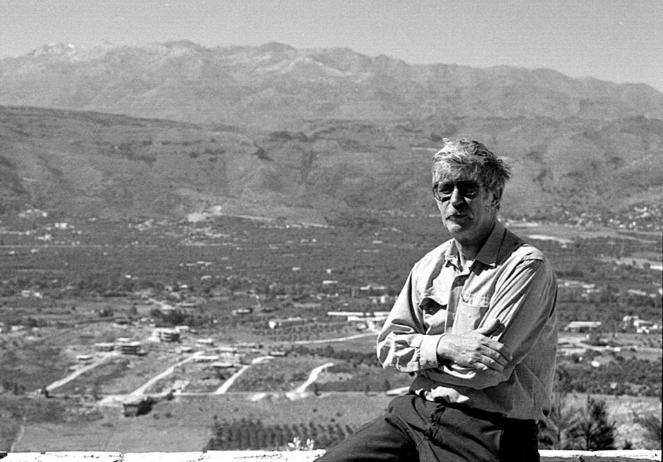 Ο John Craxton σε μεγαλύτερη ηλικία στην Κρήτη / Φωτογραφία: Ευγενική παραχώρηση των Εκδόσεων Πατάκη