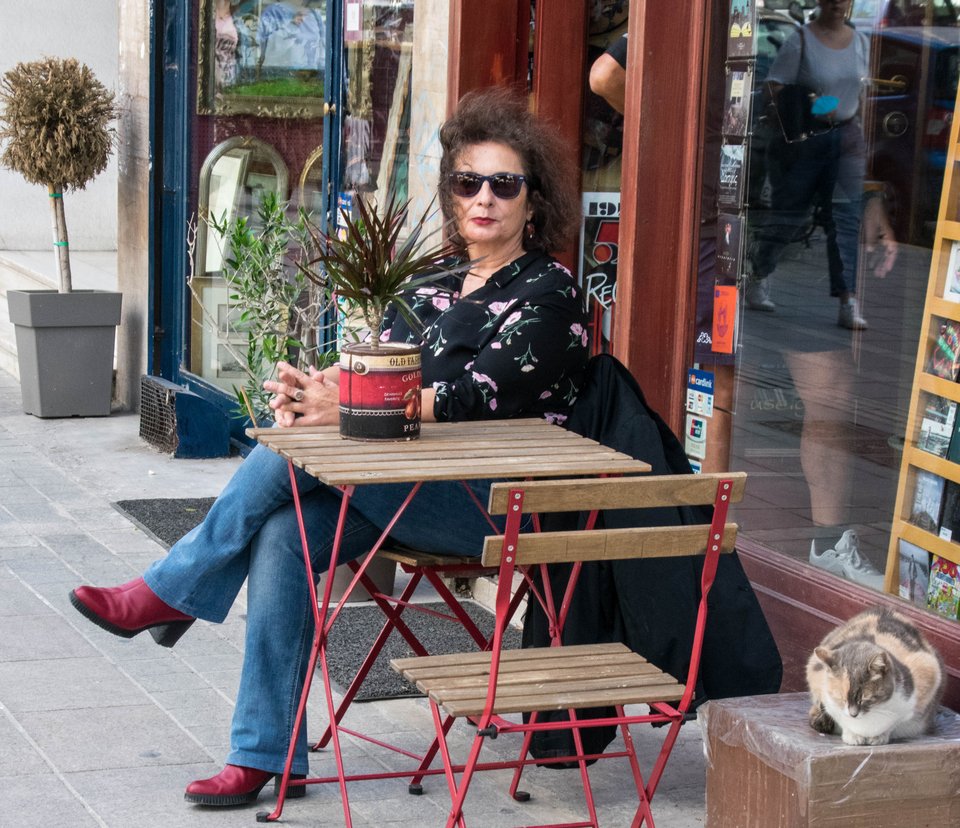 Η συγγραφέας Χίλντα Παπαδημητρίου σε βόλτα της στη Νέα Σμύρνη - Φωτογραφία: Τωνης Κούζιτς