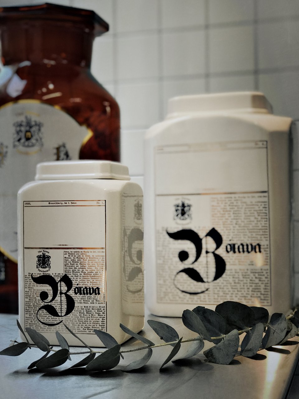 Πορσελάνινα βάζα και μεγάλες γυάλες που θυμίζουν μεγάλα φαρμακεία της Ευρώπης τον περασμένο αιώνα, φιλοξενούν τα βότανα