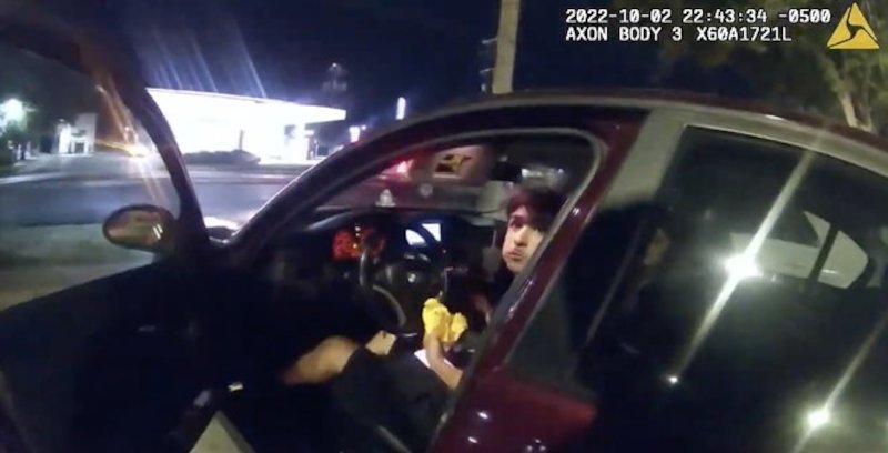 O νεαρός αιφνιδιάστηκε όταν ο αστυνομικός άνοιξε την πόρτα του αυτοκινήτου του και του ζήτησε να κατεβεί