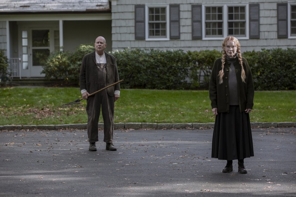 Ο Terry Kinney ως Jasper Winslow, η Mia Farrow ως Pearl Winslow στο The Watcher