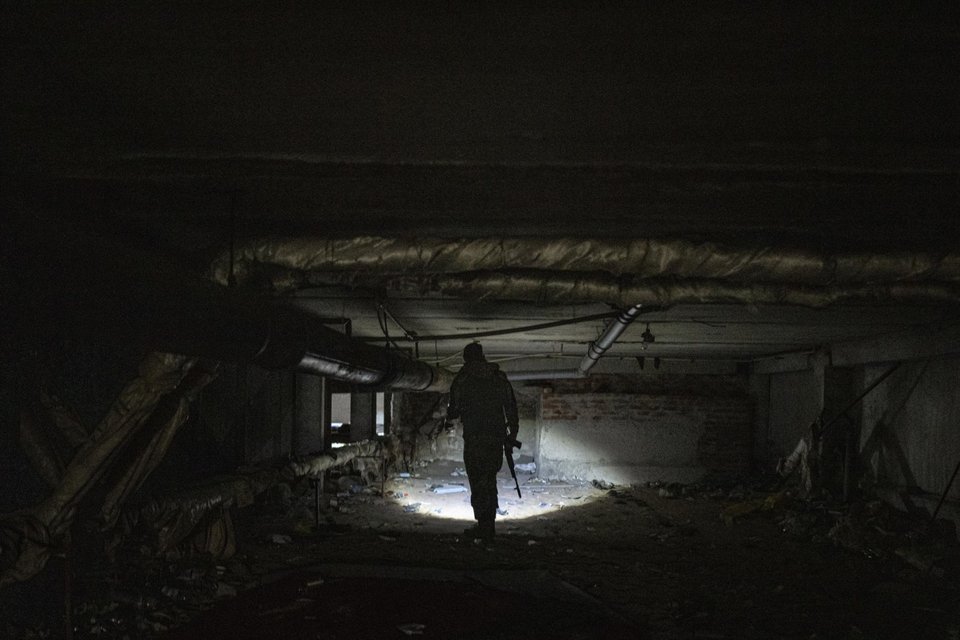 Ουκρανός στρατιώτης επιθεωρεί υπόγειο παιδικού σταθμού στο Ιζιούμ, που είχαν μετατρέψει σε θάλαμο βασανιστηρίων Ρώσοι στρατιώτες / Φωτογραφία: AP Photo/Evgeniy Maloletka