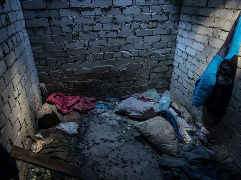 Ένα ανήλιαγο μπουντρούμι, που χρησιμοποιούσαν Ρώσοι στρατιώτες για να βασανίζουν κρατούμενους στο Ιζιούμ της ανατολικής Ουκρανίας