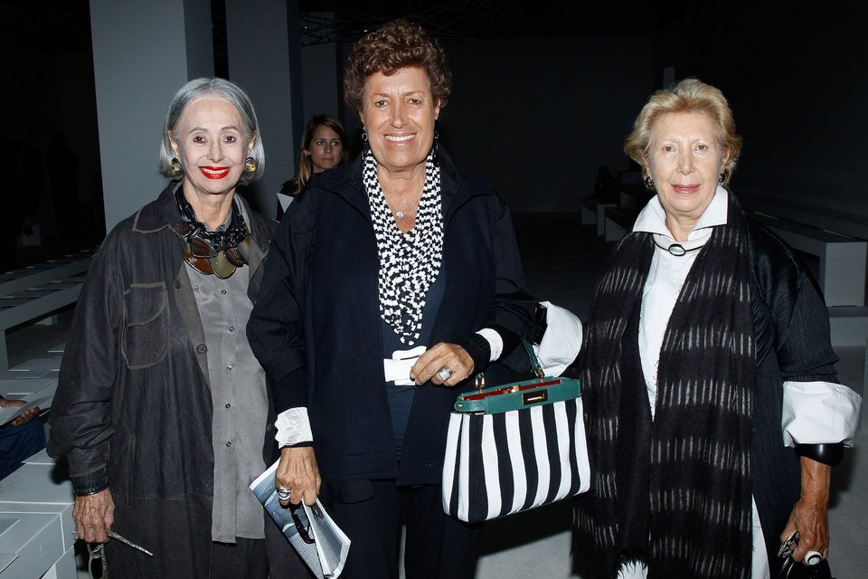 Οι τρεις από τις πέντε αδελφές, Paula, Carla και Franca, στο σόου του Giambattista Valli τον Οκτώβριο του 2012 στο Παρίσι για την παρουσίαση της συλλογής Womenswear Spring / Summer 2013