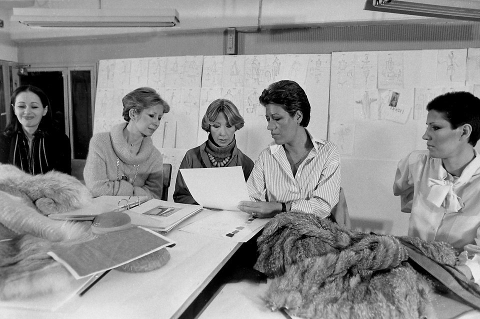Οι 5 αδελφές Fendi το 1977. Alda. Paola. Franca. Carla και Anna στο ατελιέ τους