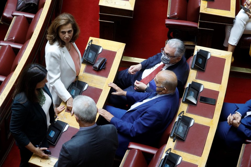 Χαρά Κεφαλίδου (ΠΑΣΟΚ) και Νίκη Κεραμέως σε διακομματικό πηγαδάκι