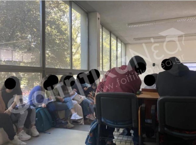 Φοιτητές στο ΑΠΘ κάθονται εκτός θρανίων, καθώς δεν υπάρχουν διαθέσιμες θέσεις / Φωτογραφία: foititikanea.gr