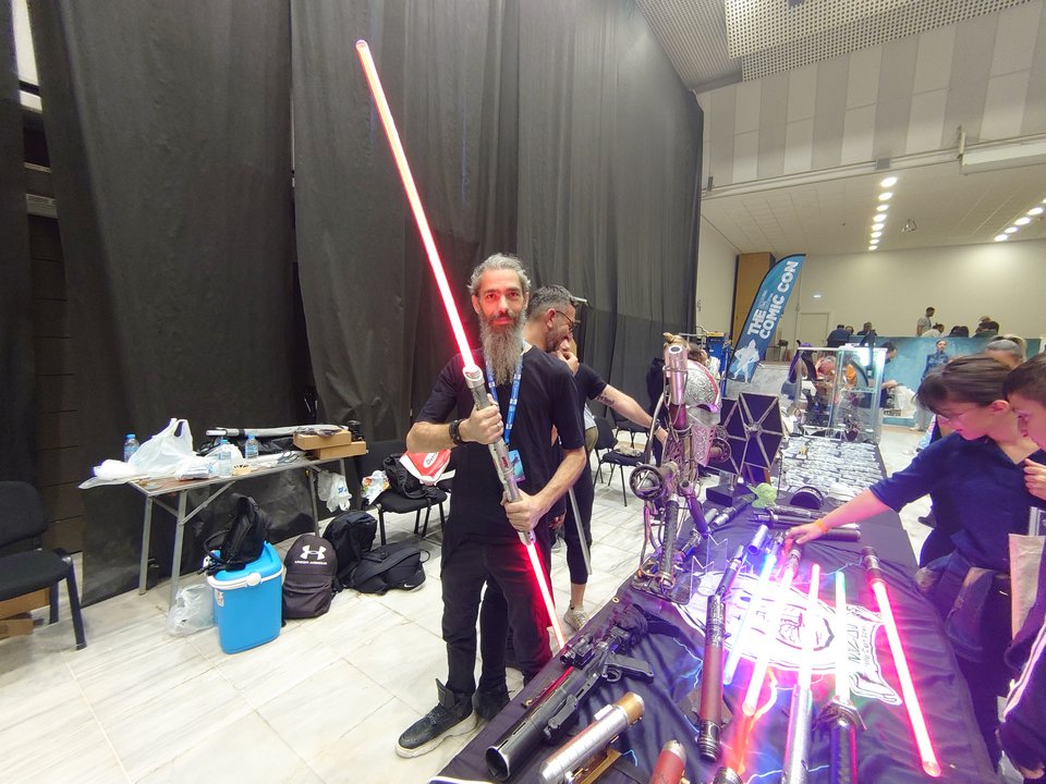 άνδρας κρατά φωτόσπαθο