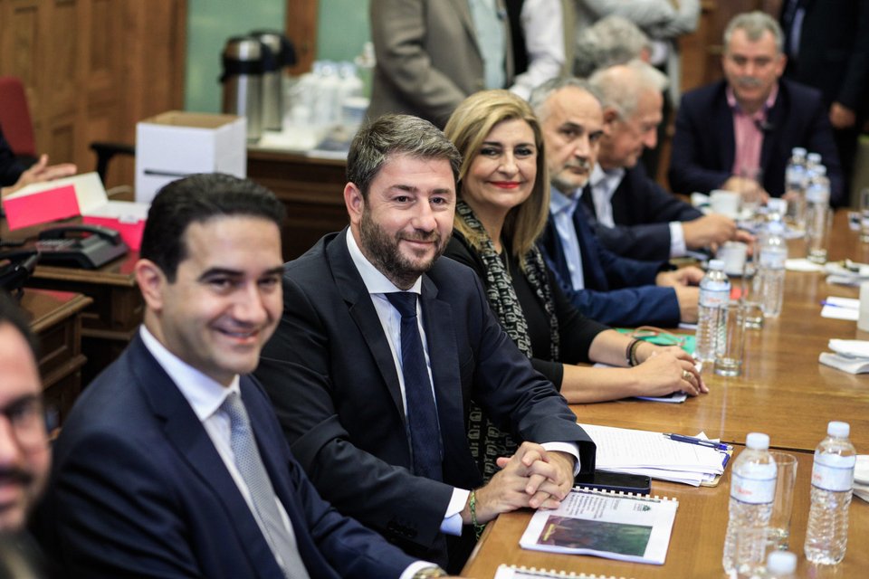 Λίγο πριν ξεκινήσει η συνεδρίαση της Κοινοβουλευτικής Ομάδας του ΠΑΣΟΚ / Φωτογραφία: Eurokinissi
