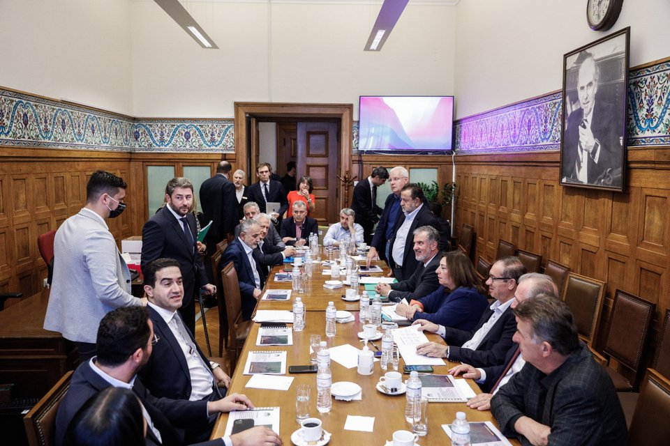 Λίγο πριν ξεκινήσει η συνεδρίαση της Κοινοβουλευτικής Ομάδας του ΠΑΣΟΚ / Φωτογραφία: Eurokinissi
