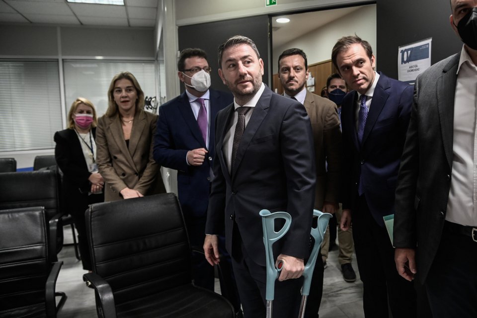 O Νίκος Ανδρουλάκης με πατερίτσες στην Επιτροπή Ανταγωνισμού / Eurokinissi