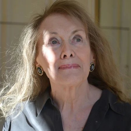 Η Annie Ernaux γεννήθηκε το 1940 και τα βιβλία της τα βρίσκουμε στην Ελλάδα από τις Εκδόσεις Μεταίχμιο