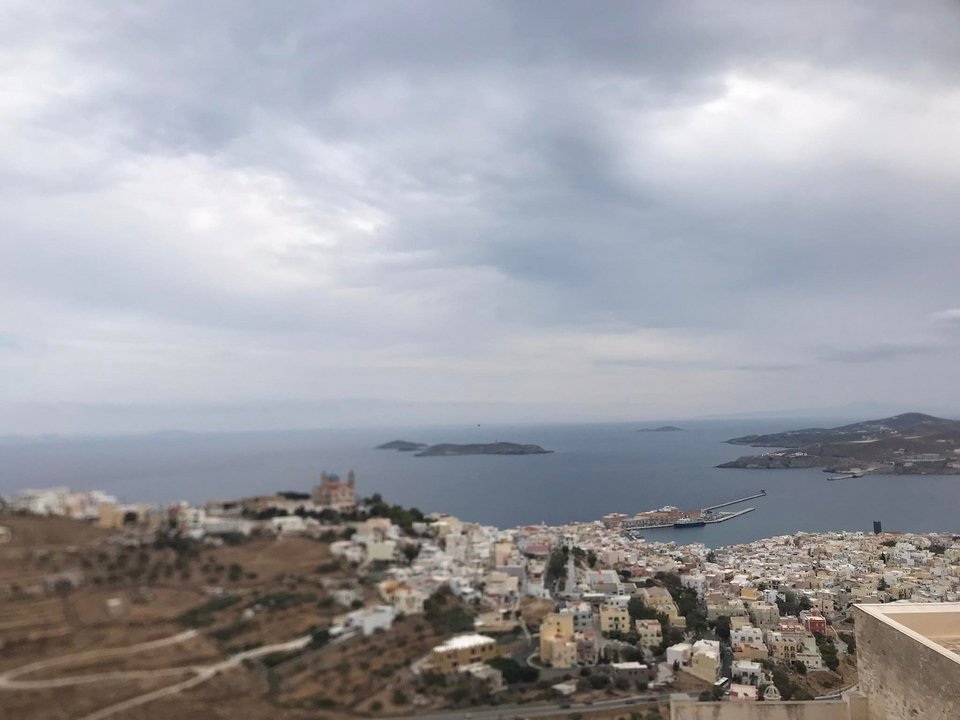 Πάνω από την αρχοντική Ερμούπολη βρίσκεται η Άνω Σύρος / Φωτογραφία: iefimerida