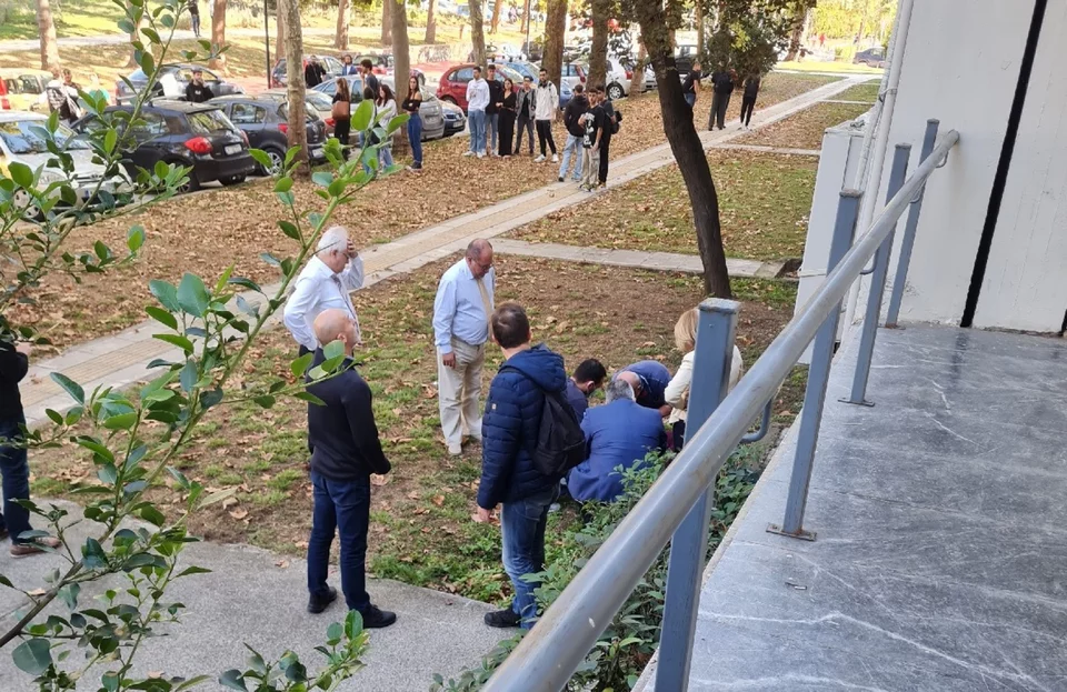 Ο φοιτητής του ΑΠΘ, που έπεσε από τον 3ο όροφο στο έδαφος, δέχεται τις πρώτες βοήθειας / Φωτογραφία: foititikanea.gr