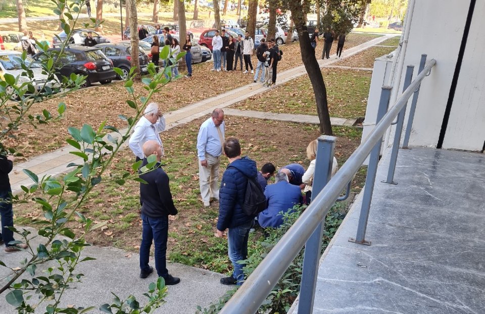 Ο φοιτητής του ΑΠΘ, που έπεσε από τον 3ο όροφο στο έδαφος, δέχεται τις πρώτες βοήθειας / Φωτογραφία: foititikanea.gr