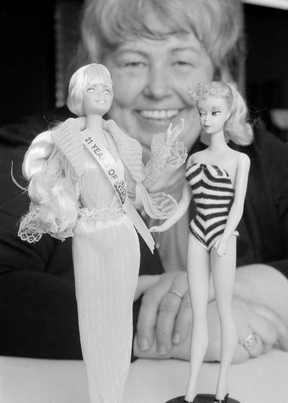 Στα δεξιά η πρώτη κούκλα Barbie που φτιάχτηκε ποτέ