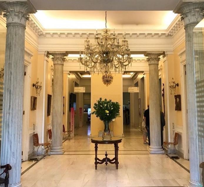 Η είσοδος του Μουσείου Μπενάκη στον οδό Κουντούρη. Ενα βάζο με διαφορετικά λουλούδια κάθε εβδομάδα υποδέχεται τους επισκέπτες