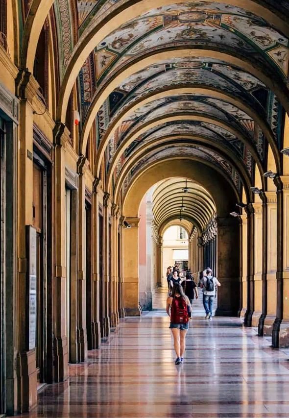 Ολη η πόλη περπατιέται κάτω από αψίδες και πάνω σε λιθόστρωτα