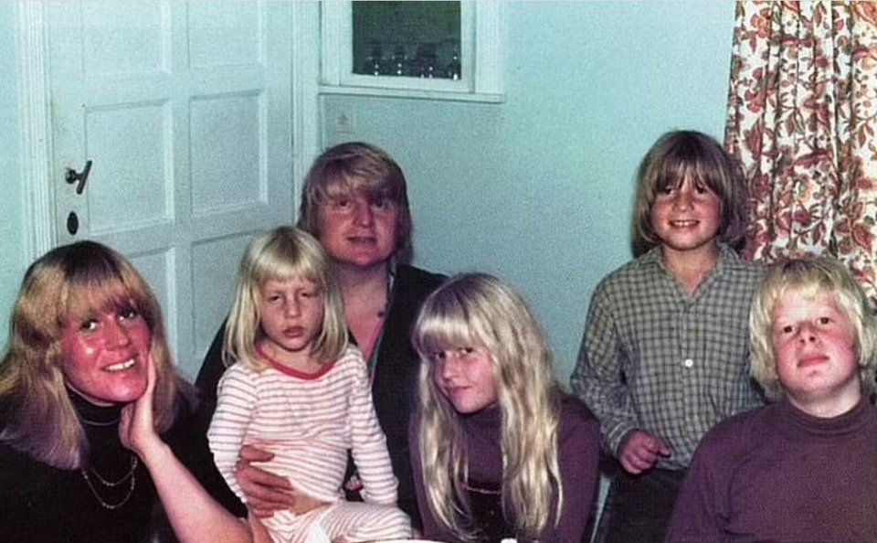 Οι γονείς του Μπόρις Τζόνσον με τα τέσσερα παιδιά τους