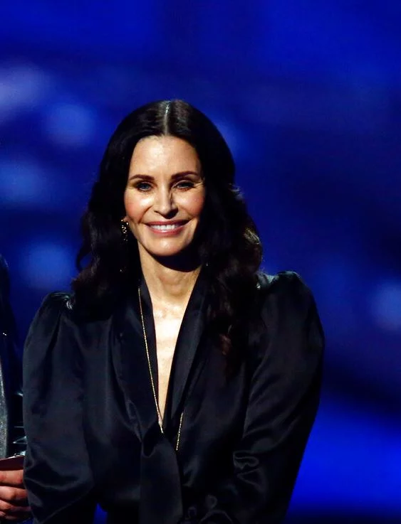 Η Courtney Cox στη σκηνή για να παρουσιάσει ένα βραβείο στα Brit Awards 2022 την Τρίτη 8 Φεβρουαρίου 2022