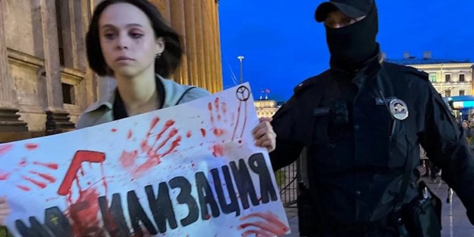 Διαδηλώτρια συλλαμβάνεται στο Νταγκεστάν κρατώντας αντιπολεμικό πλακάτ