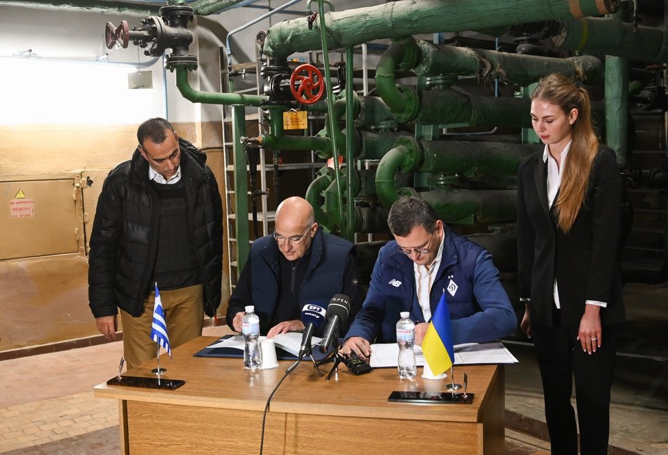 Νίκος Δένδιας και Ντμίτρι Κουλέμπα στο Κίεβο -Φωτογραφία: ΥΠΕΞ
