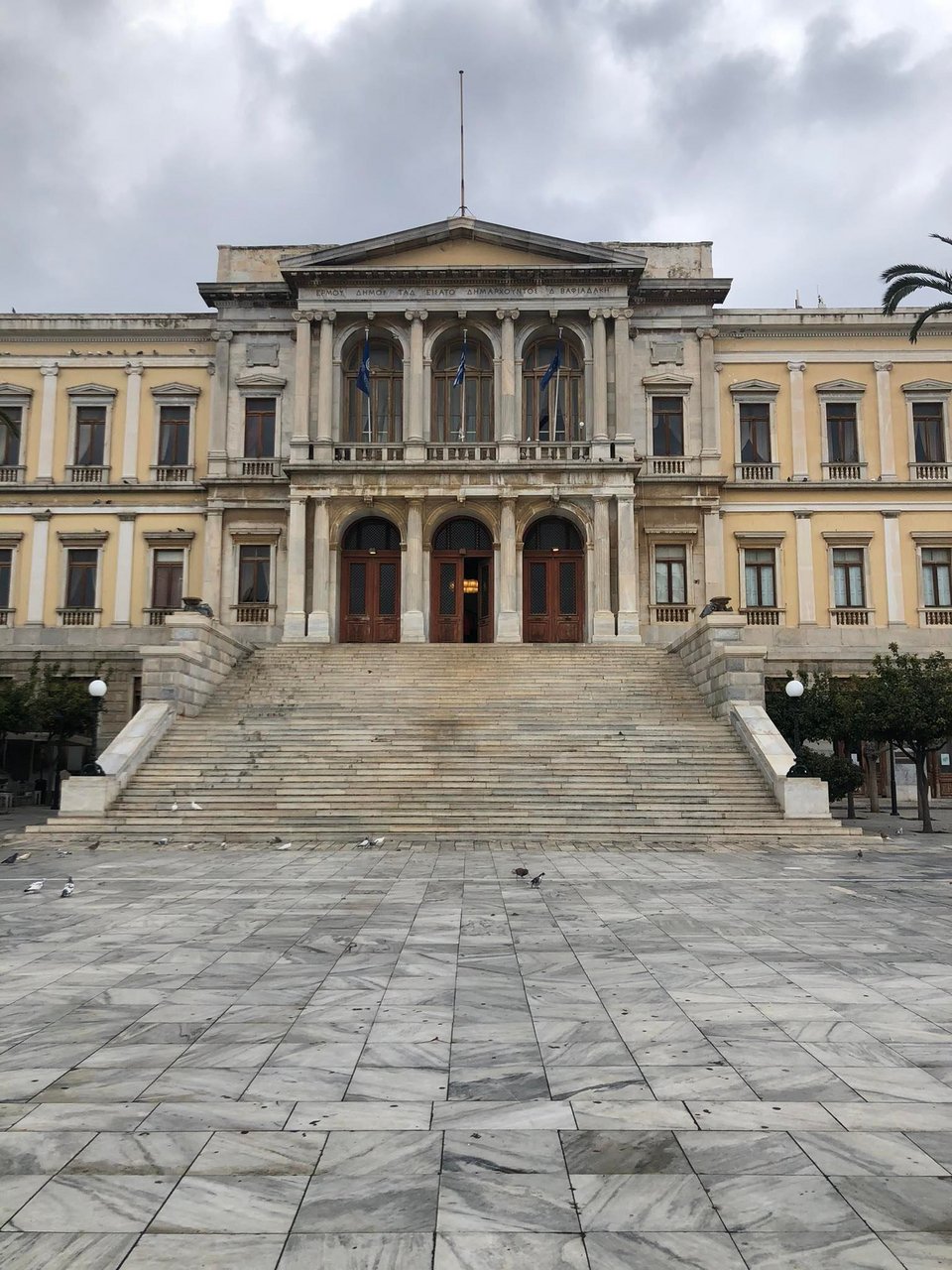 Το Δημαρχείο της Ερμούπολης που σχεδίασε ο Ερνέστο Τσίλλερ και κατασκευάστηκε μεταξύ 1875 και 1891 στην πρωτεύουσα της Σύρου / Φωτογραφία: iefimerida.gr
