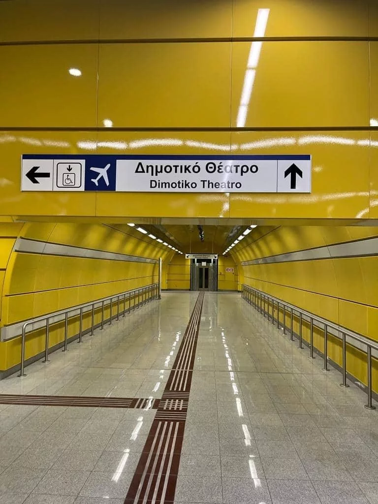 Fotografii de la cele trei stații de metrou gata făcute din Pireu, Teatrul Municipal și din Manyatika