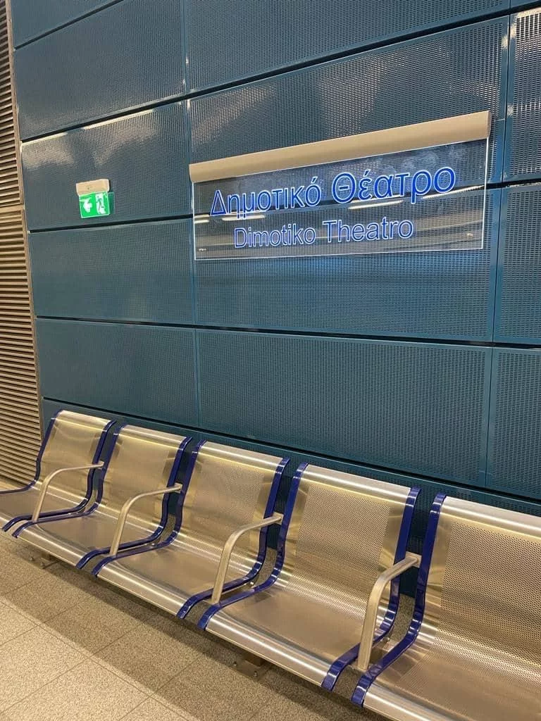 Fotografii de la cele trei stații de metrou gata făcute din Pireu, Teatrul Municipal și din Manyatika