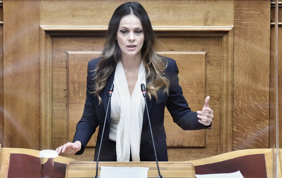 H τομεάρχης Οικονομικών του ΣΥΡΙΖΑ, Έφη Αχτσιόγλου, στο βήμα της Βουλής / Φωτογραφία: Intime-ΖΑΧΟΣ ΓΙΩΡΓΟΣ